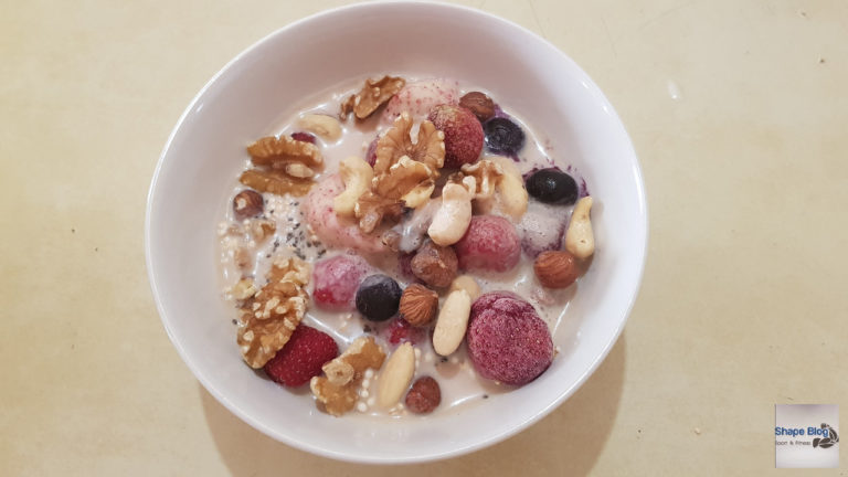 Beeren-Nuss Müsli mit Mandelmilch